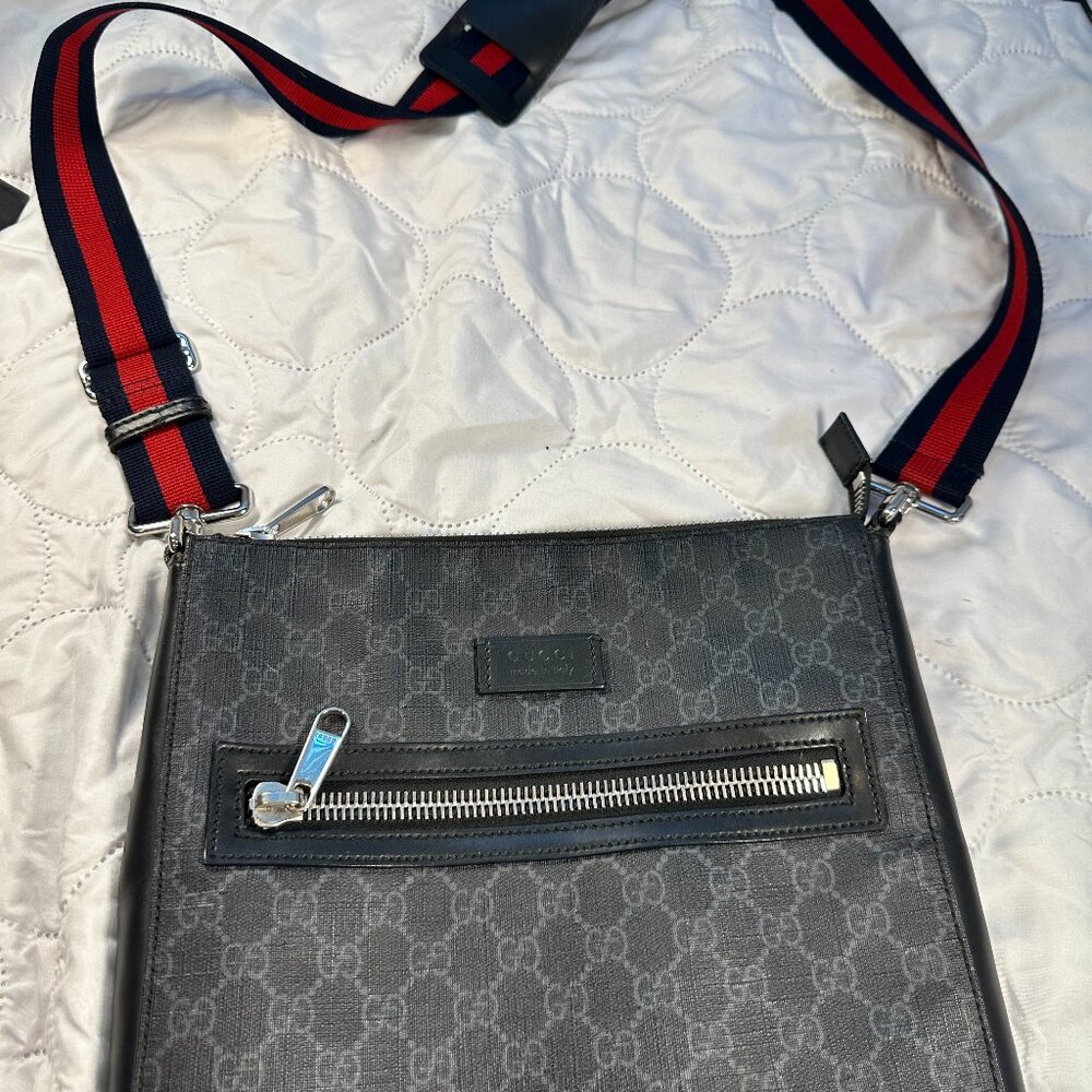 Gucci GG Supreme Black Messenger Crossbody Bag – Web Strap – Excellent Condition